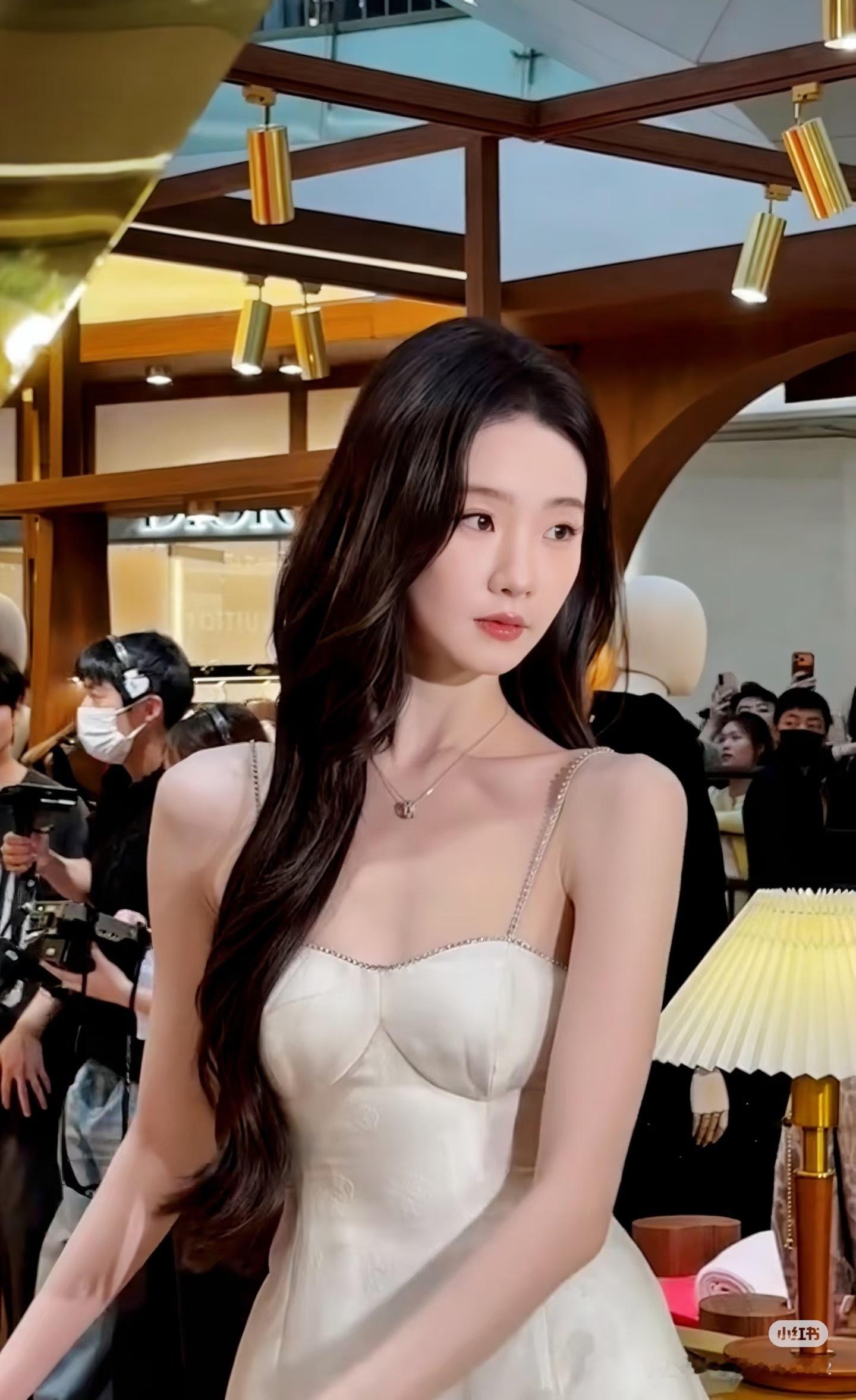 张艺凡手语回应听障观众张艺凡线下状态真的好啊，小姐姐还人美心善，爱了爱了 