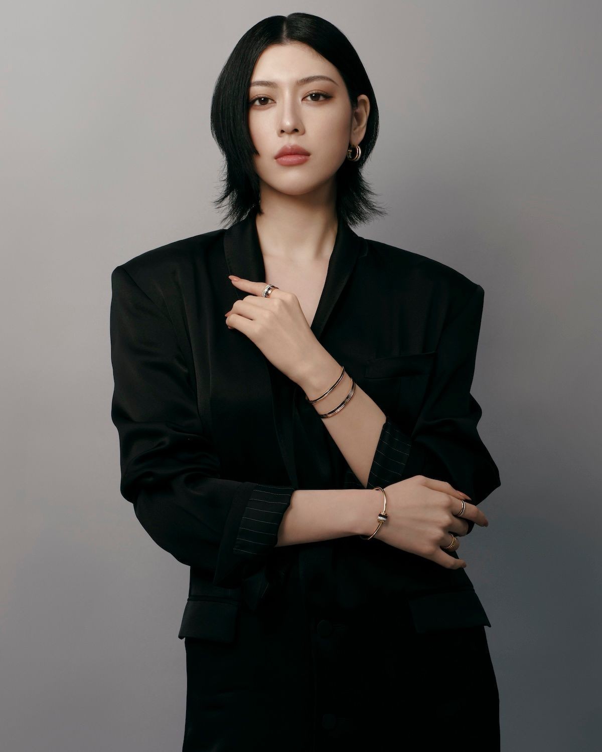 三吉彩花给Boucheron拍摄的两张最新照片𝐀𝐲𝐚𝐤𝐚 𝐌𝐢𝐲