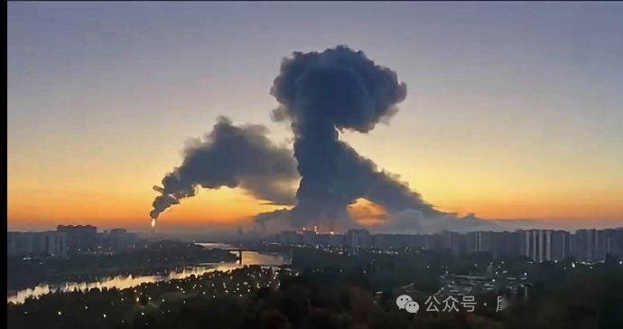 在9月19日夜间到20日凌晨的大空袭中，莫斯科被爆炸、警报、防空武器发射声、烈火