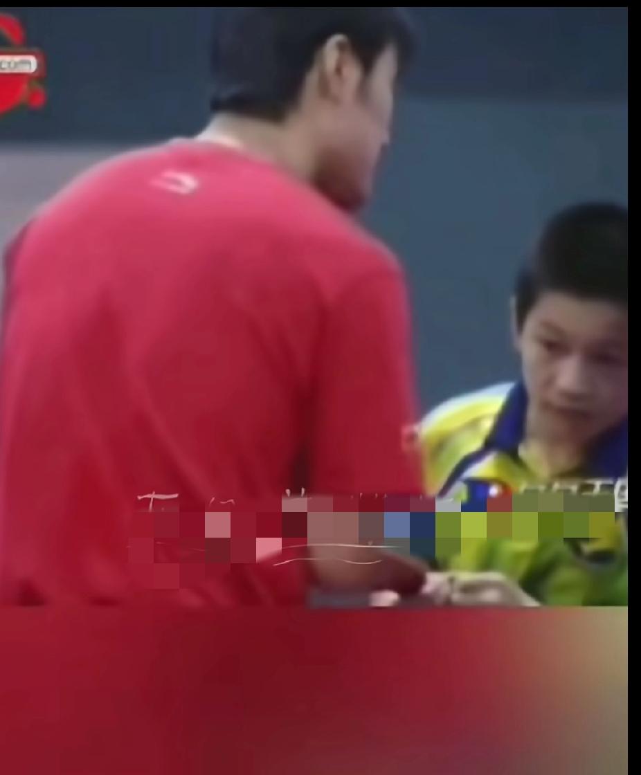 谁懂啊！樊振东这眼神，从小到大连可爱的弧度都没变！✨
 
第一张是小时候被教练指