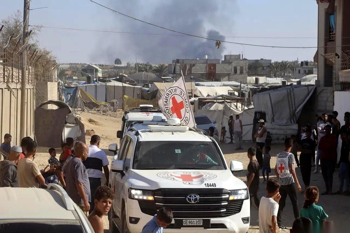 以色列北部的一个普通居民区，昨晚被一枚导弹彻底打碎了。
最初的消息是，两死两失踪