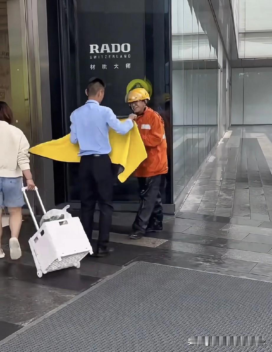 这样的商场必须火!
 
在深圳宝安大仟里拍到的一幕，直接刷新了我对商场服务的认知