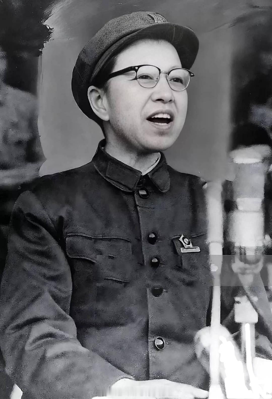 江青同志于1966年2月召开的部队文艺工作座谈会纪要，原文如下：“搞掉这条黑线之