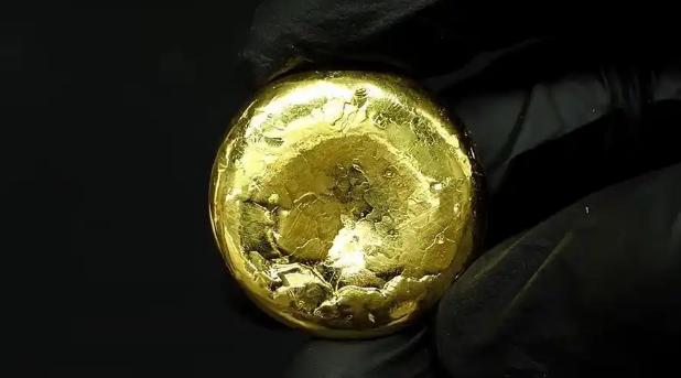 一块黄金，为什么会牵动未来全球金融秩序？真正值得警惕的，可能不是黄金，而是它背后
