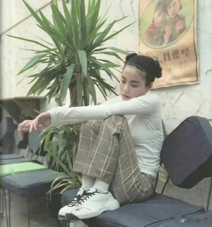 现在的妆造，都是王菲当年玩剩下的呀！这个丸子头，现在依然很流行啊！王菲在千禧年前