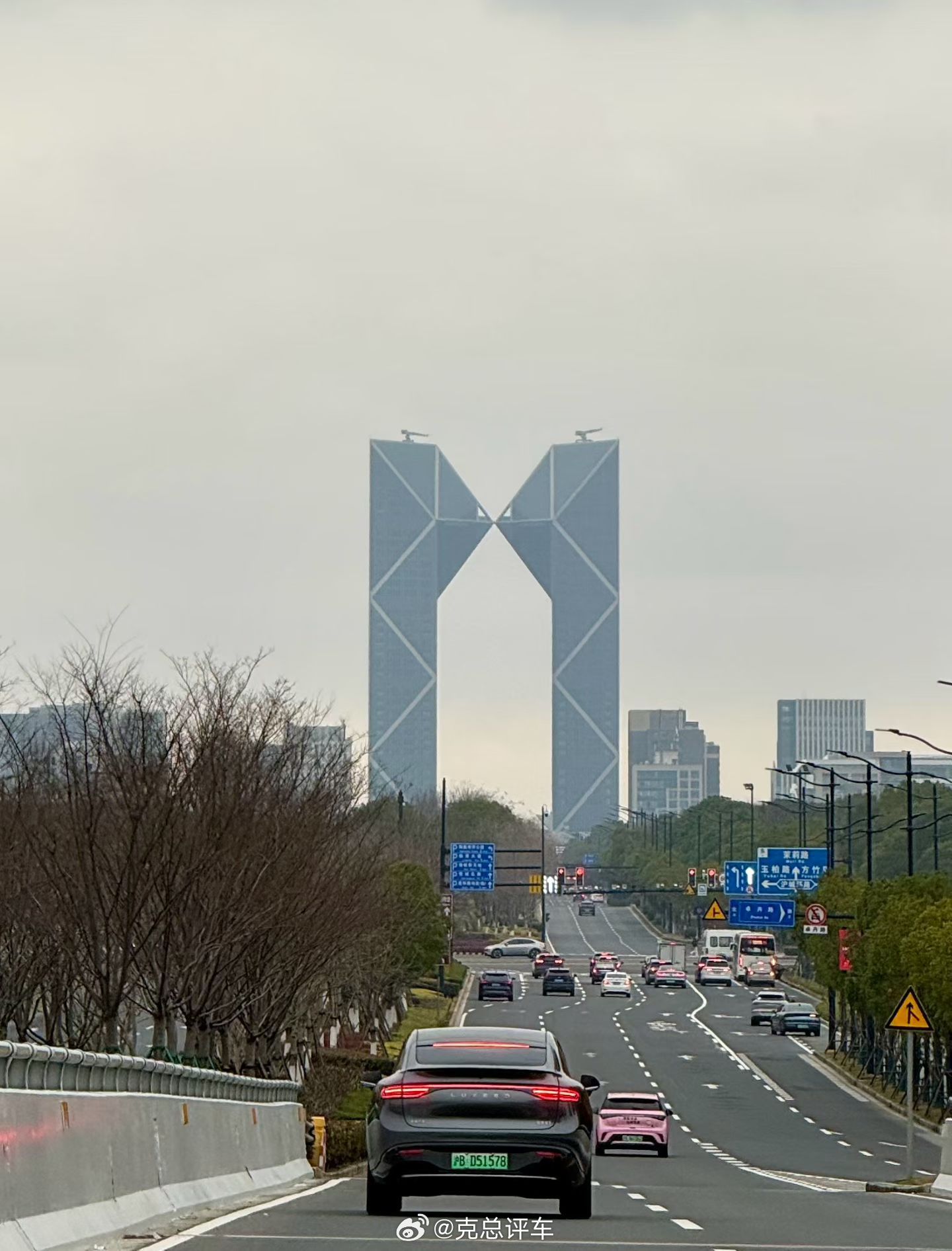 朋友发的临港标志性建筑看起来这条是牛仔裤👖…你们觉得呢？上海