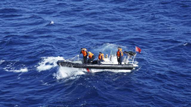 中国海警执法艇依法巡航黄岩岛潟湖