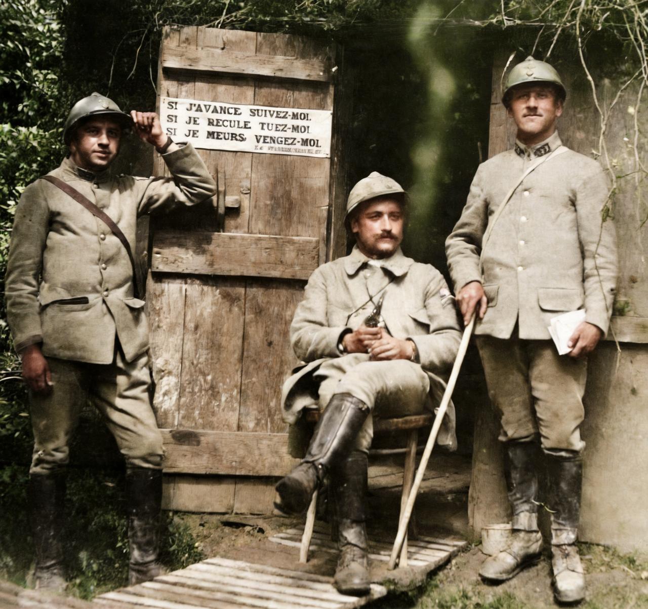 这是1916年在凡尔登战场的法军战壕中的三名法军官兵。他们身后的标语相当的霸气，