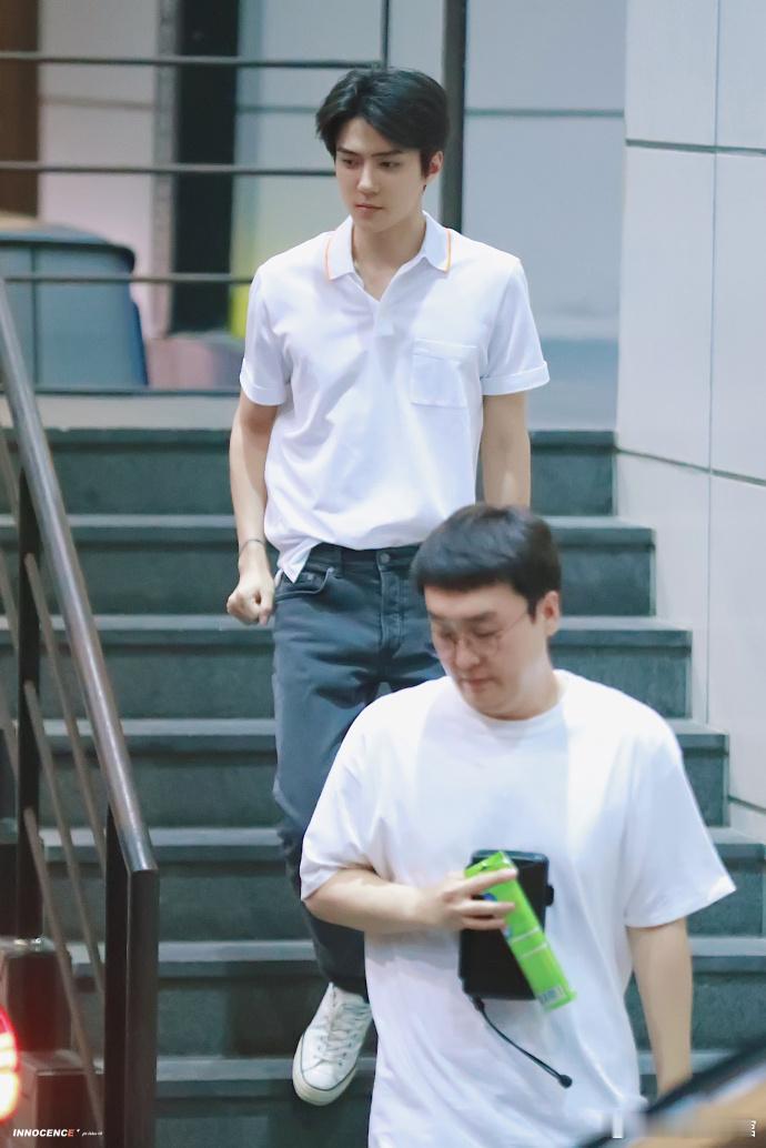 吴世勋完全没有前辈病初入公司被前辈严格要求90度鞠躬问好，如今成为大前辈却格外体