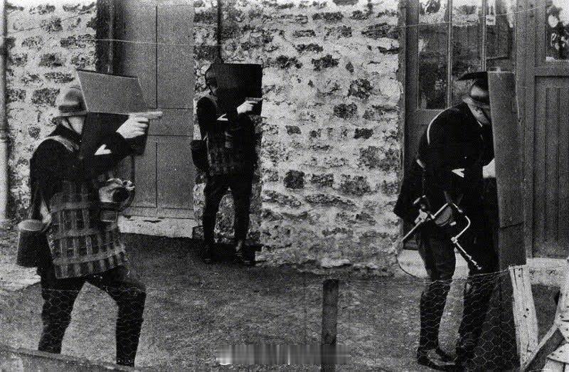 烽火问鼎计划照片中的历史 1938年，法国宪兵队的“毒气小队”，一支经过专门训练