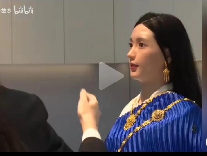 泰王玛哈最爱的女人还是西拉米吧，这北京机器人中心还是挺懂泰王的，那女机器人的脸形