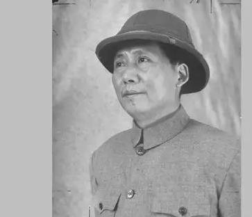 1940年的延安，毛主席去食堂时，一个人拎着粗柳木棒朝毛主席后脑勺抡砸，千钧一发