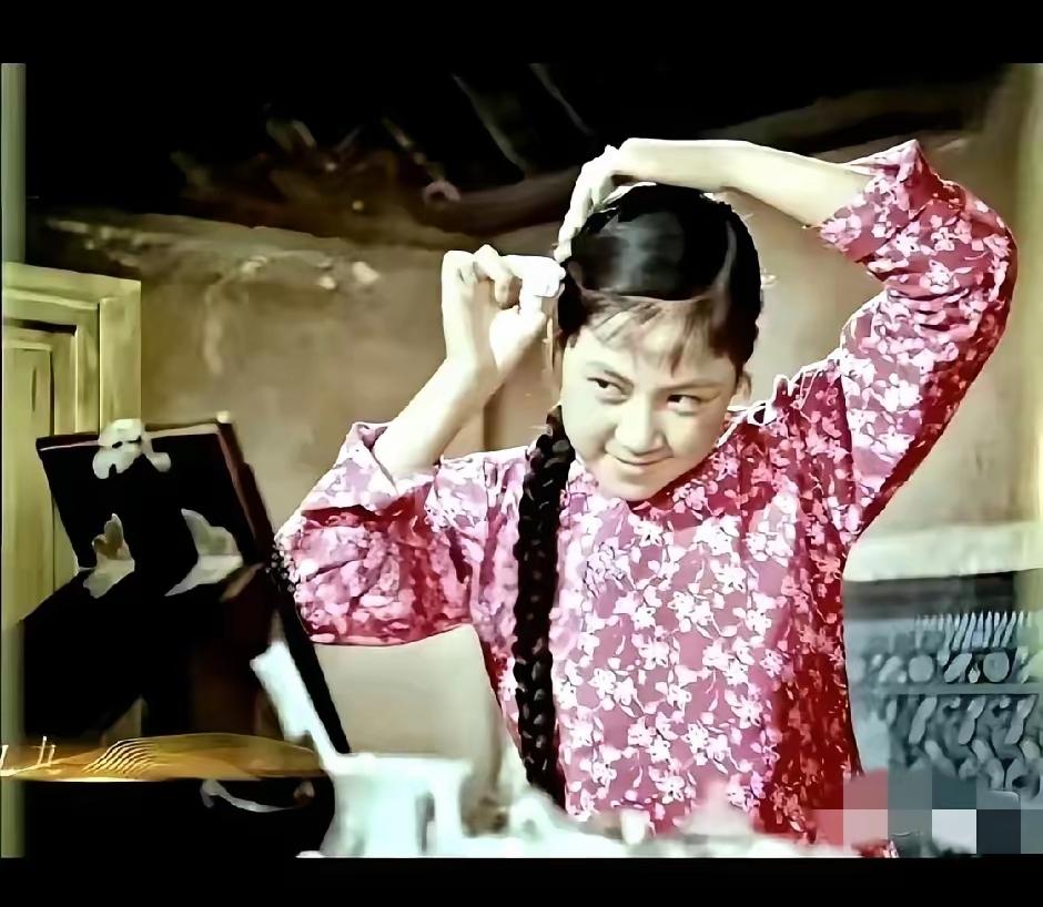 追她的人，据说能从北京排到南京。一堆的首长，一堆的大领导，削尖了脑袋想把这位红遍