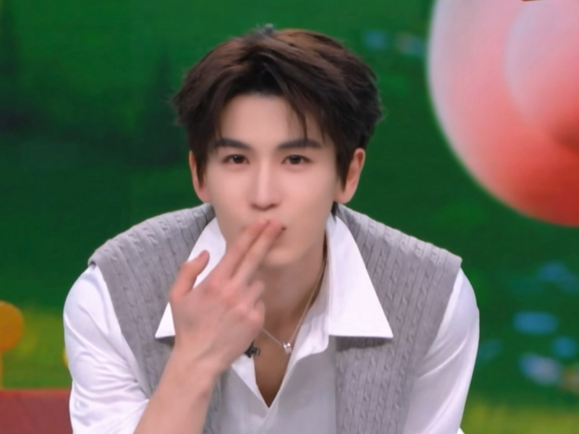 我要珍藏张凌赫的八次飞吻。。。。 