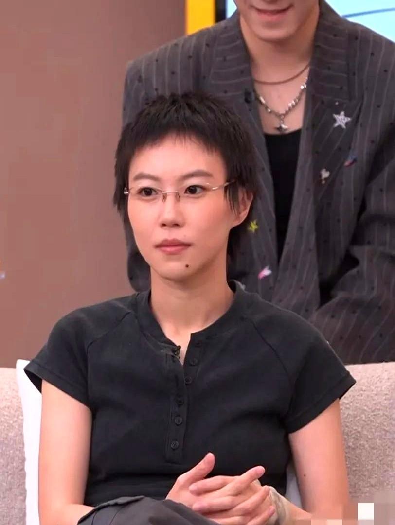窦靖童这一仗，打得真解气。

之前谁都说她不行，长得怪，唱歌也听不懂，全靠爹妈硬