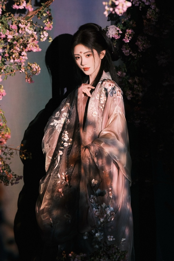 #鞠婧祎嫦娥中秋营业照# 鞠婧祎嫦娥中秋营业照，是满分美貌的小鞠呀，中秋节快乐，