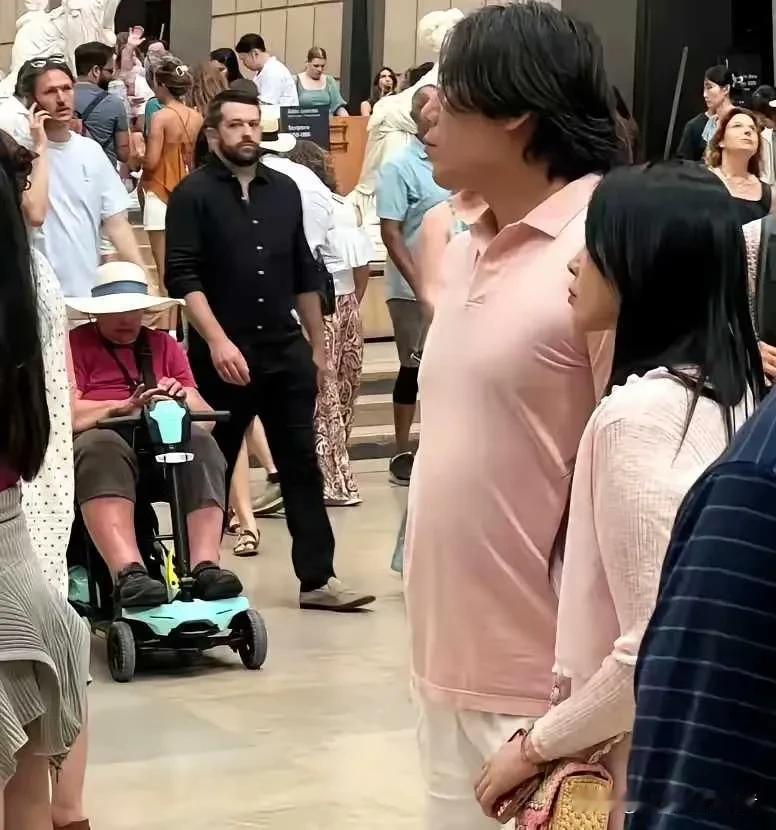 伊能静和秦昊怎么这么路人化啊！秦昊这身材，越来越油腻，伊能静虽然显得小巧，但是这
