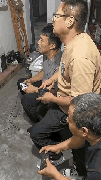 这3人绝对是80后，那时候真穷，但是穷的开心，你玩过这游戏么