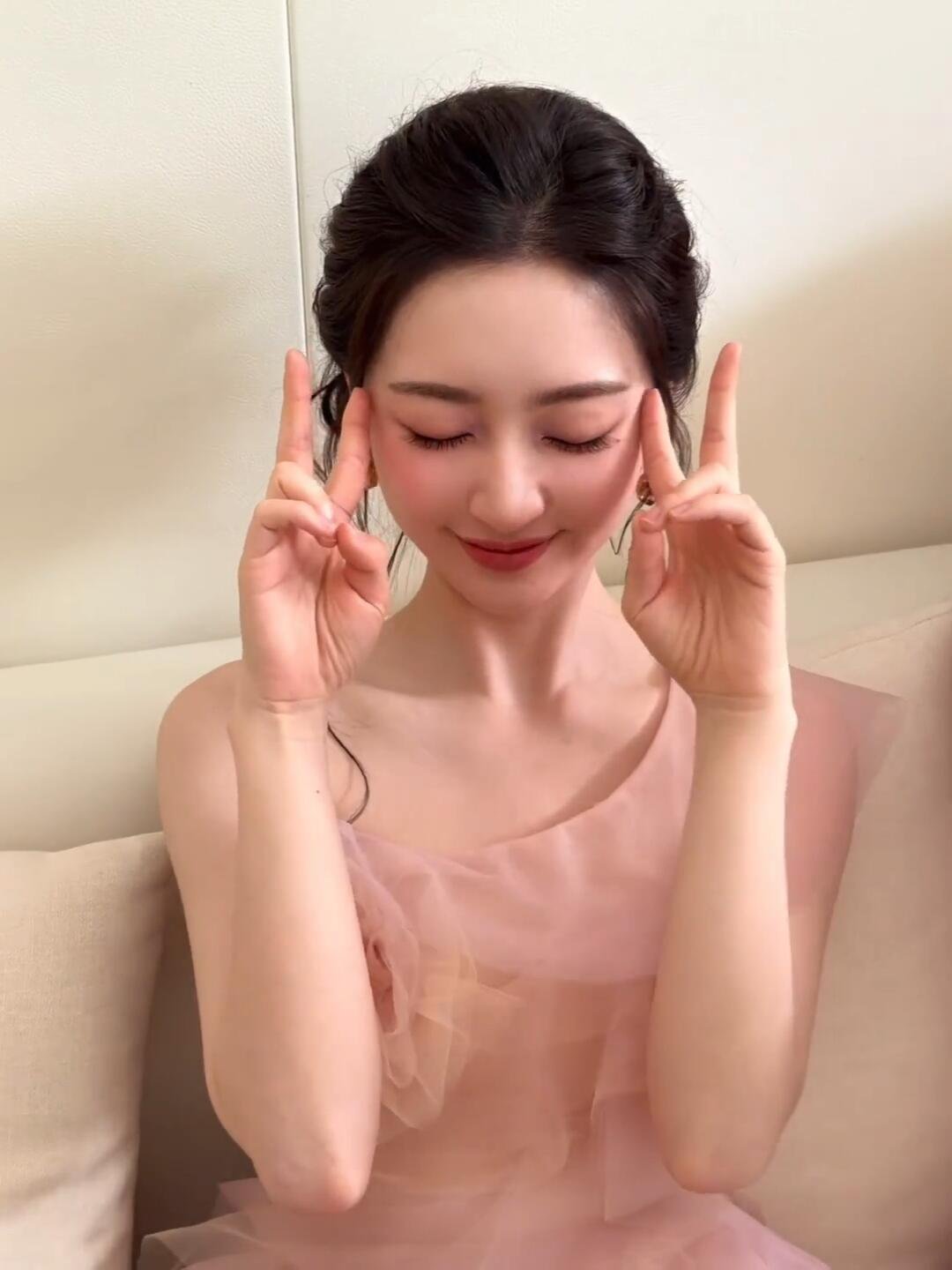 邓恩熙水蜜桃露背粉裙邓恩熙侧编发少女感谁被邓恩熙这套造型甜晕了！粉调露背裙好灵动