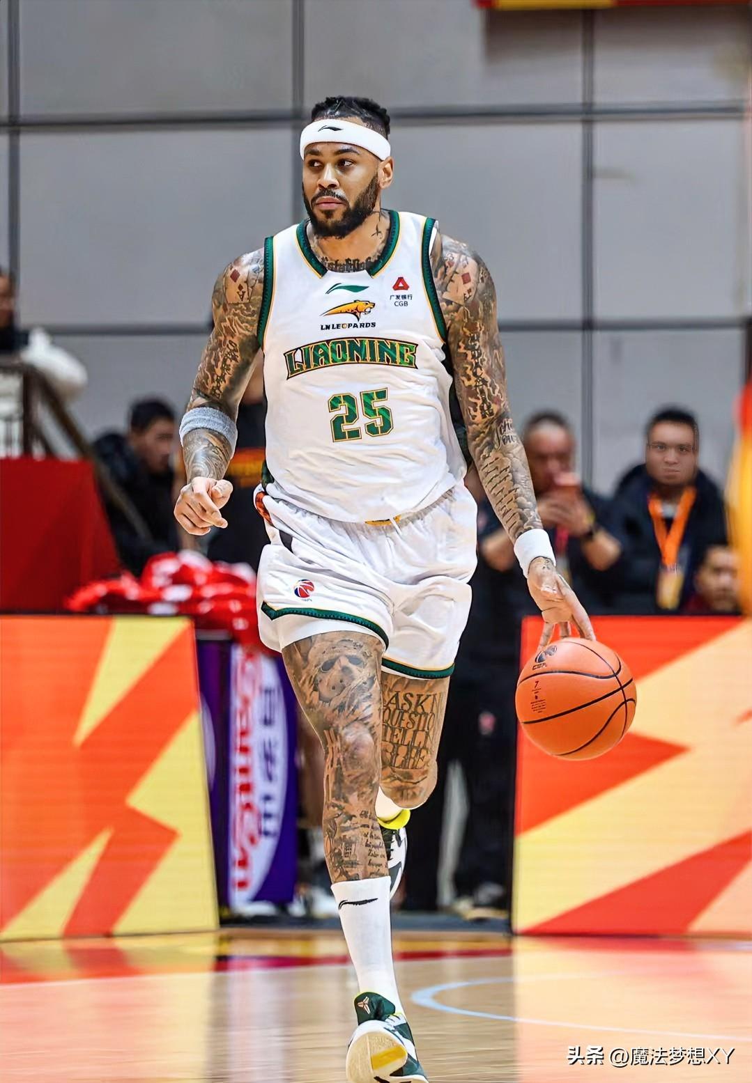 看了辽宁男篮的比赛，
有件事我一直想说，
不知道大家有没有发现，其实
球队应该放