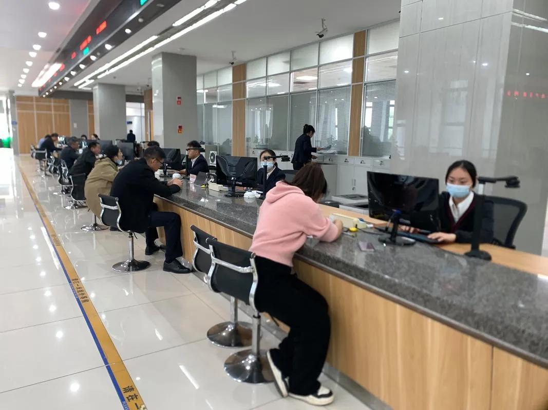 以前总以为公积金只有坐办公室上班的人才配有，咱们干个体、跑长途货运、开维修小店的