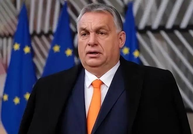 欧尔班正面临前所未有的压力，他的反对派马加尔在民调中处于显著领先的位置，他只能通