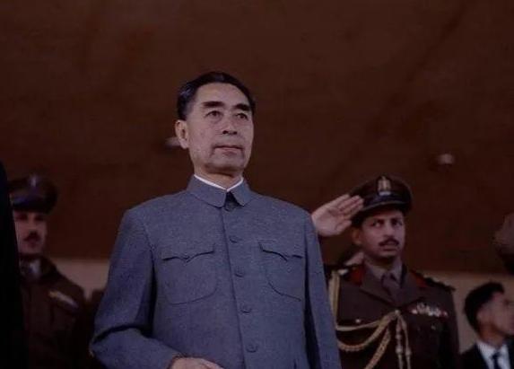 1963年，周总理在访问埃及时，在招待会上一名埃及的情报官在和周总理握手时，小声