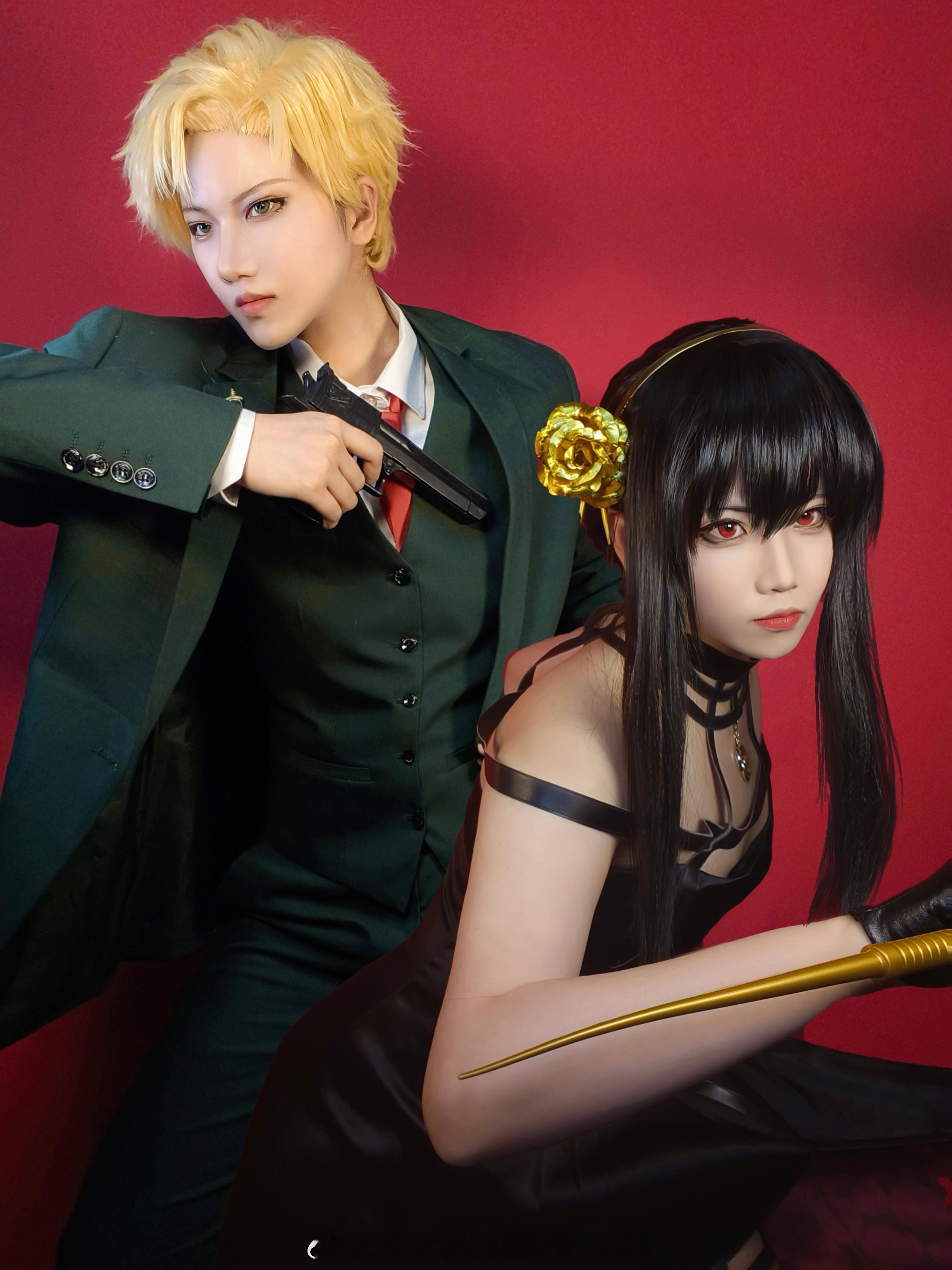#间谍过家家[超话]#COS｜约尔黄昏一人两役出镜：​​​