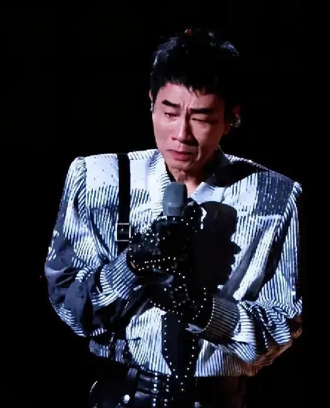 北京演唱会，观众喊退票。陈小春没躲后台，通宵盯着工人拆掉那个挡视线的巨型人偶。
