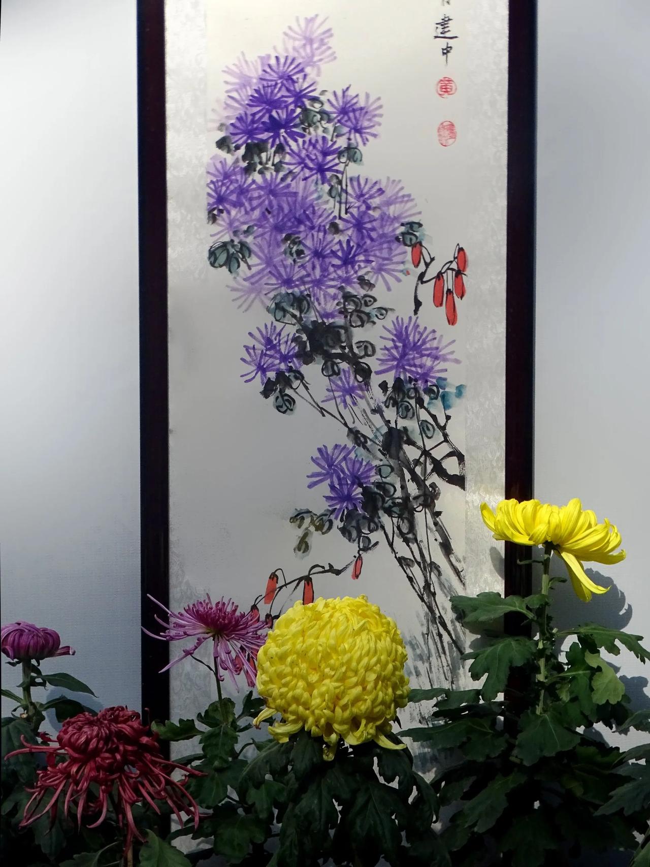 《菊花》
菊展的背景墙上贴有菊花的国画，把菊花和画拍得一起了。

【原创】
  