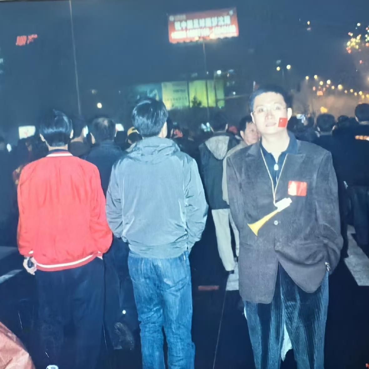 国足老照片，这一张照片拍摄在2001年10月7日，地点是沈阳五里河体育场的观众席