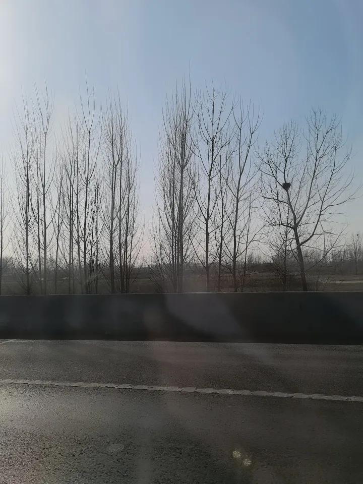 一身衣服不超过一百块钱丢人吗不丢人，有什么可丢人的，衣服贵贱不丢人，用价格看人最