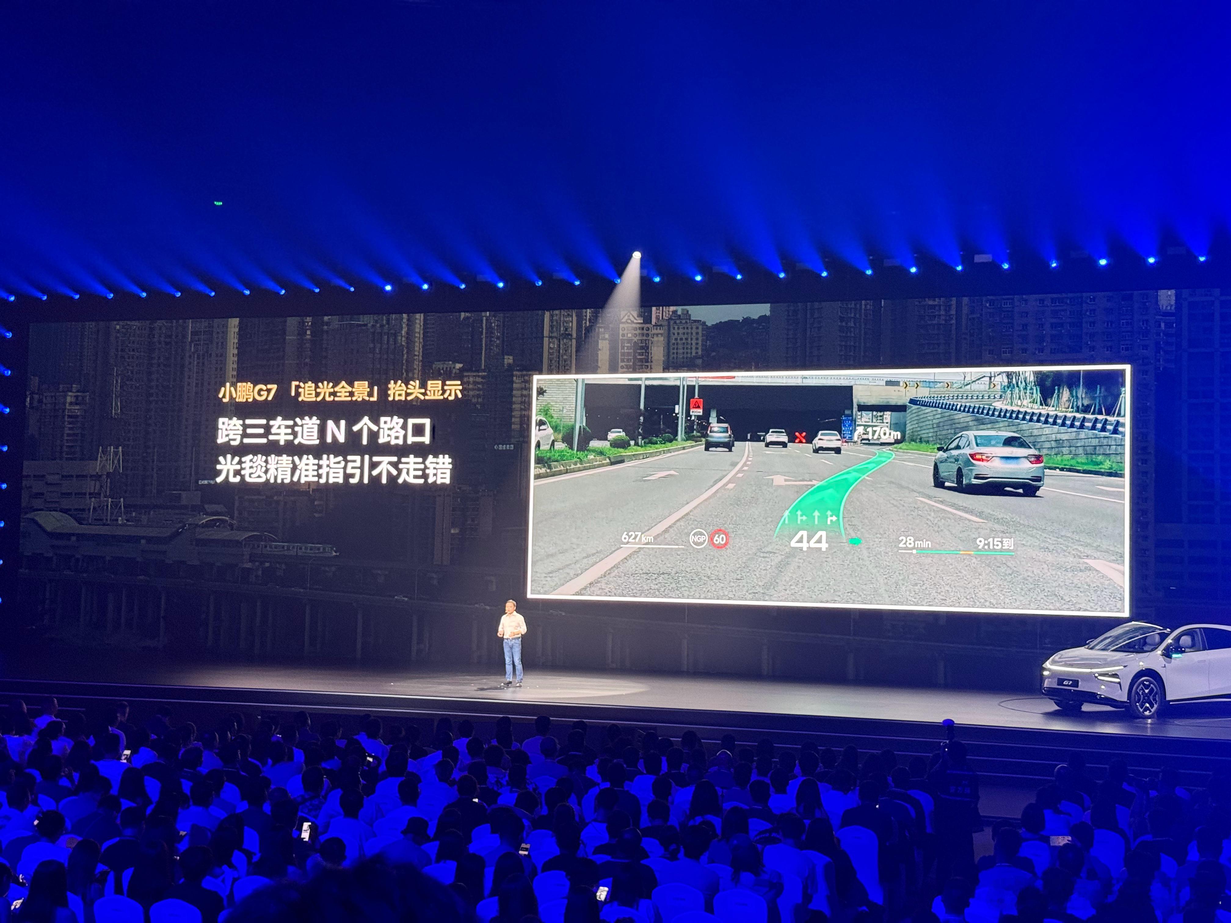 小鹏g7的这个AR-HUD必须夸一下，图1这个直接给道路实景画出路线和红叉❌提醒
