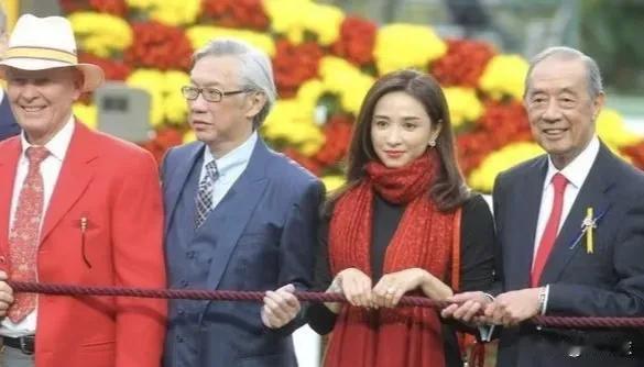 吴婉芳以前很多时候，她脸上还会透露出一点小女孩的娇憨，应该是家里很多事不用她操心