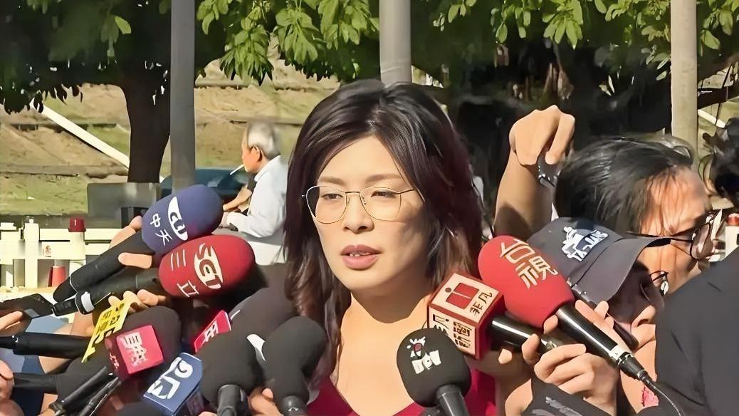 近期台海大戏连台，真是反差拉满！
赖清德非要窜访非洲小国斯威士兰，结果出发前被三