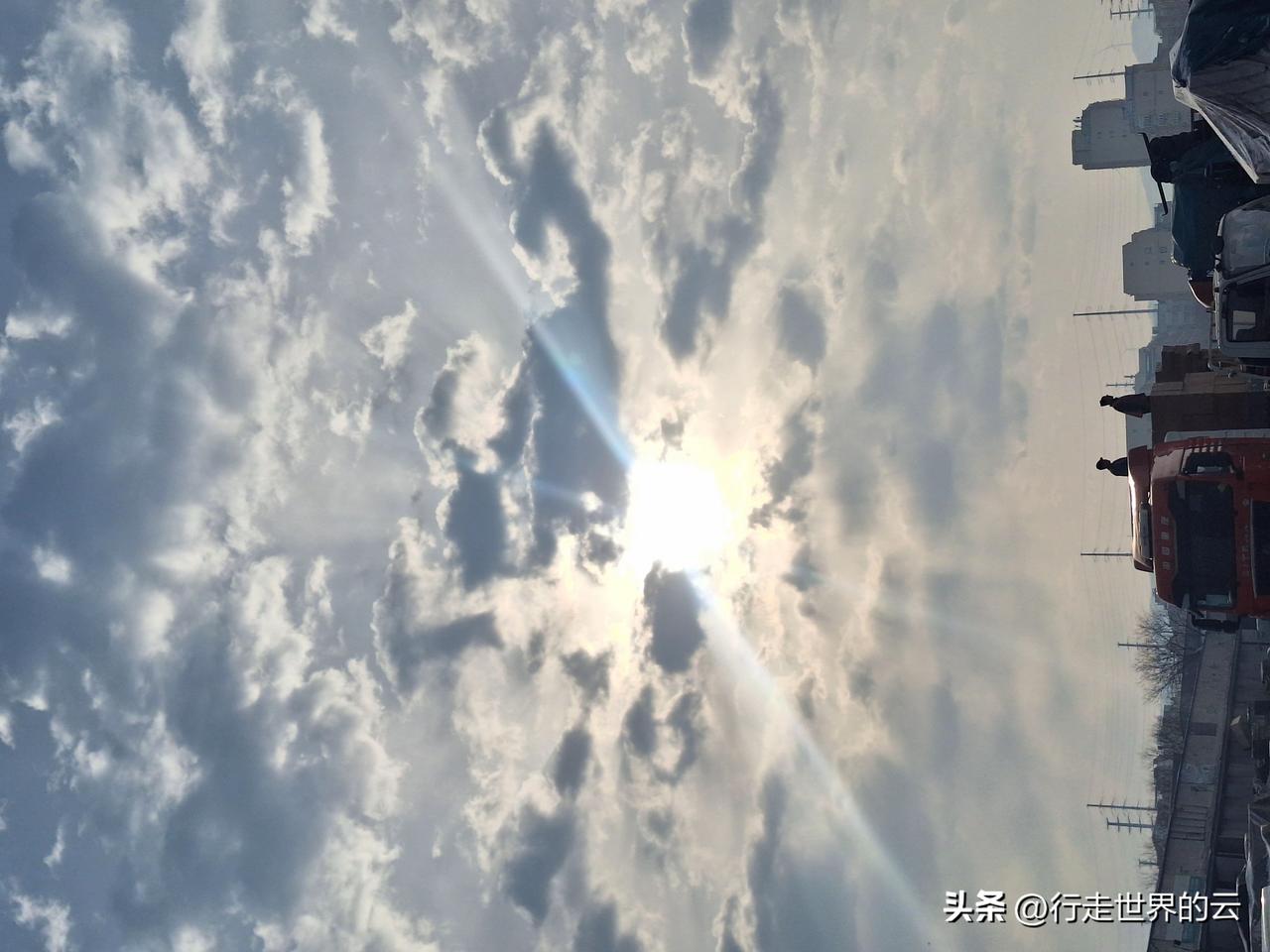 太阳被云层遮挡，丁达尔让光线绽放美丽。