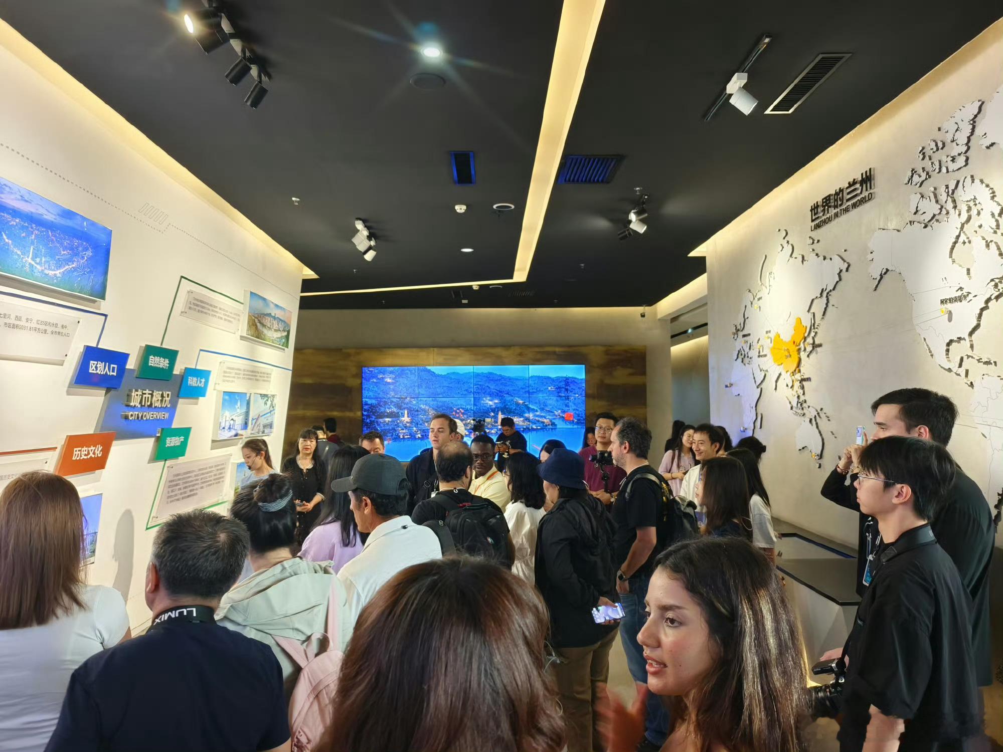 兰州国际传播交流周走进城市规划展览馆 兰州国际传播交流周走进城市规划展览馆 7月