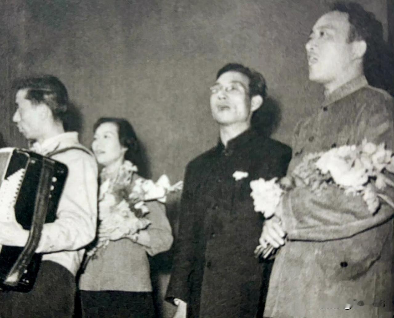 孙道临 孙景璐 陈述一起表演节目
难得看到他们同台
陈述跟银幕上反差有点大