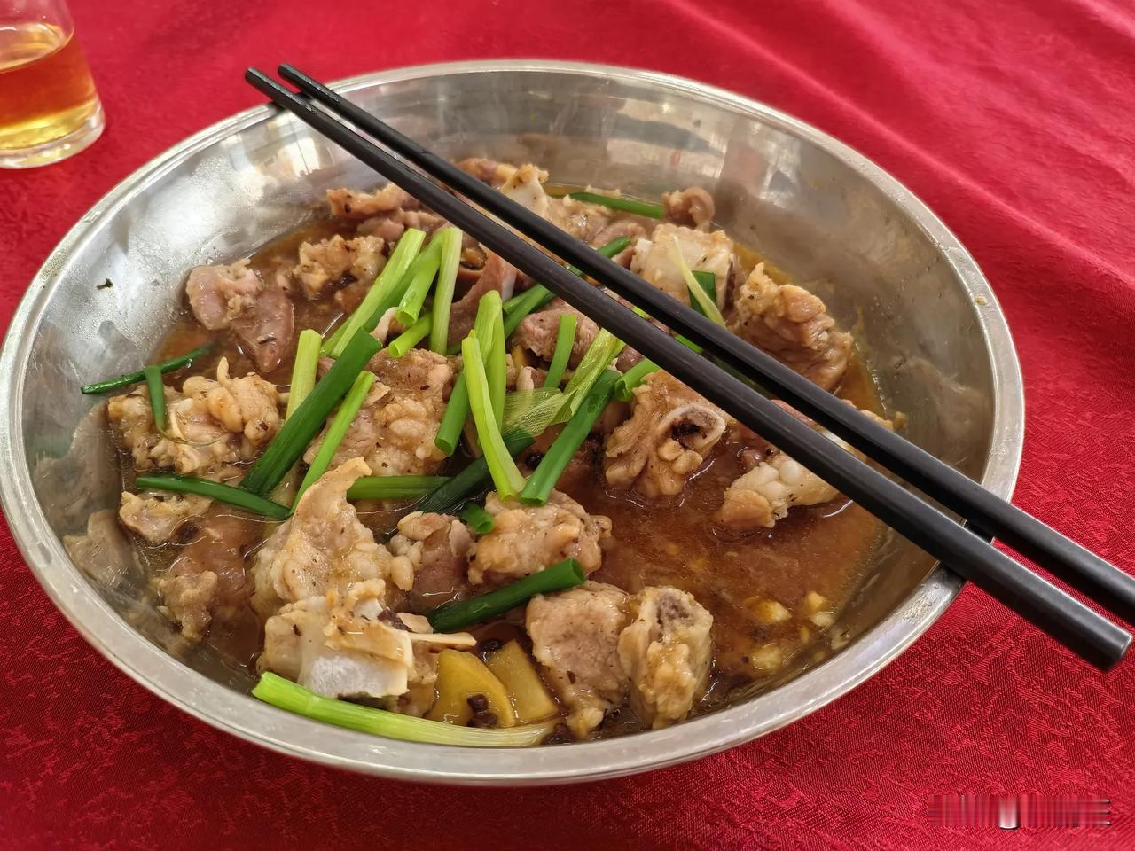 今年的猪价越来越低，为什么餐厅的排骨越来越细碟？
      今年猪价创下新低，