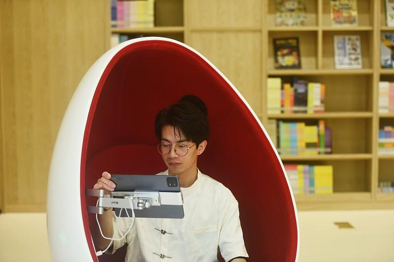 爱应该是双向奔赴。但凡是单向，不能给予对方同等价值，那必须是一方对另一方额外占有