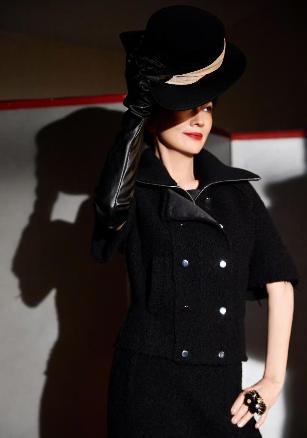 赵雅芝酷感营业，一身黑色穿搭从头酷到脚，妥妥的酷飒女王