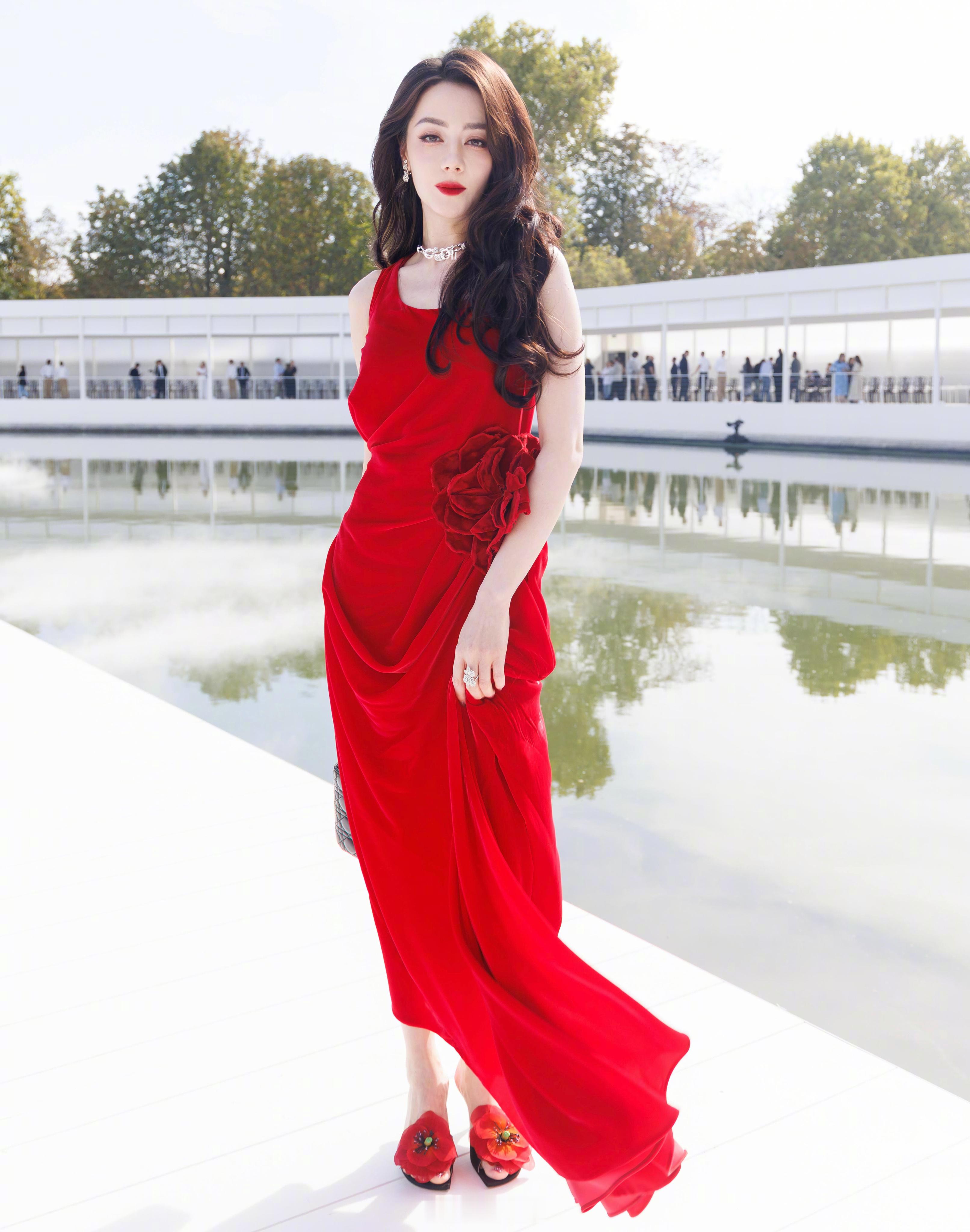 这个视角还有一组外媒图，妈呀，这次真的美图多到不行❗️中国烈焰玫瑰迪丽热巴 盛放