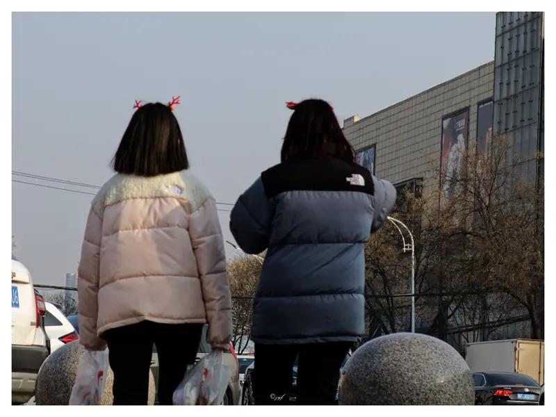 爸妈收个礼物，全村都知道了！看完笑完，瞬间红了眼
 
给爸妈买了件几百块的礼物，