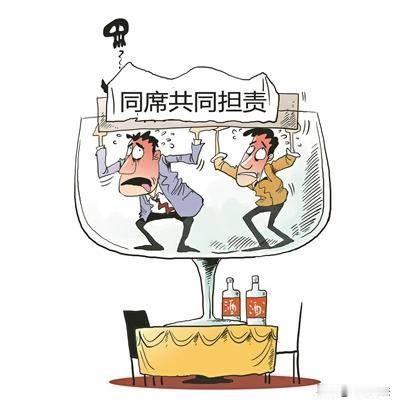 湖南浏阳，一男子不请自来，赴同村乔迁宴。席间与邻座三人碰杯对饮，东家持酒坛添新酿