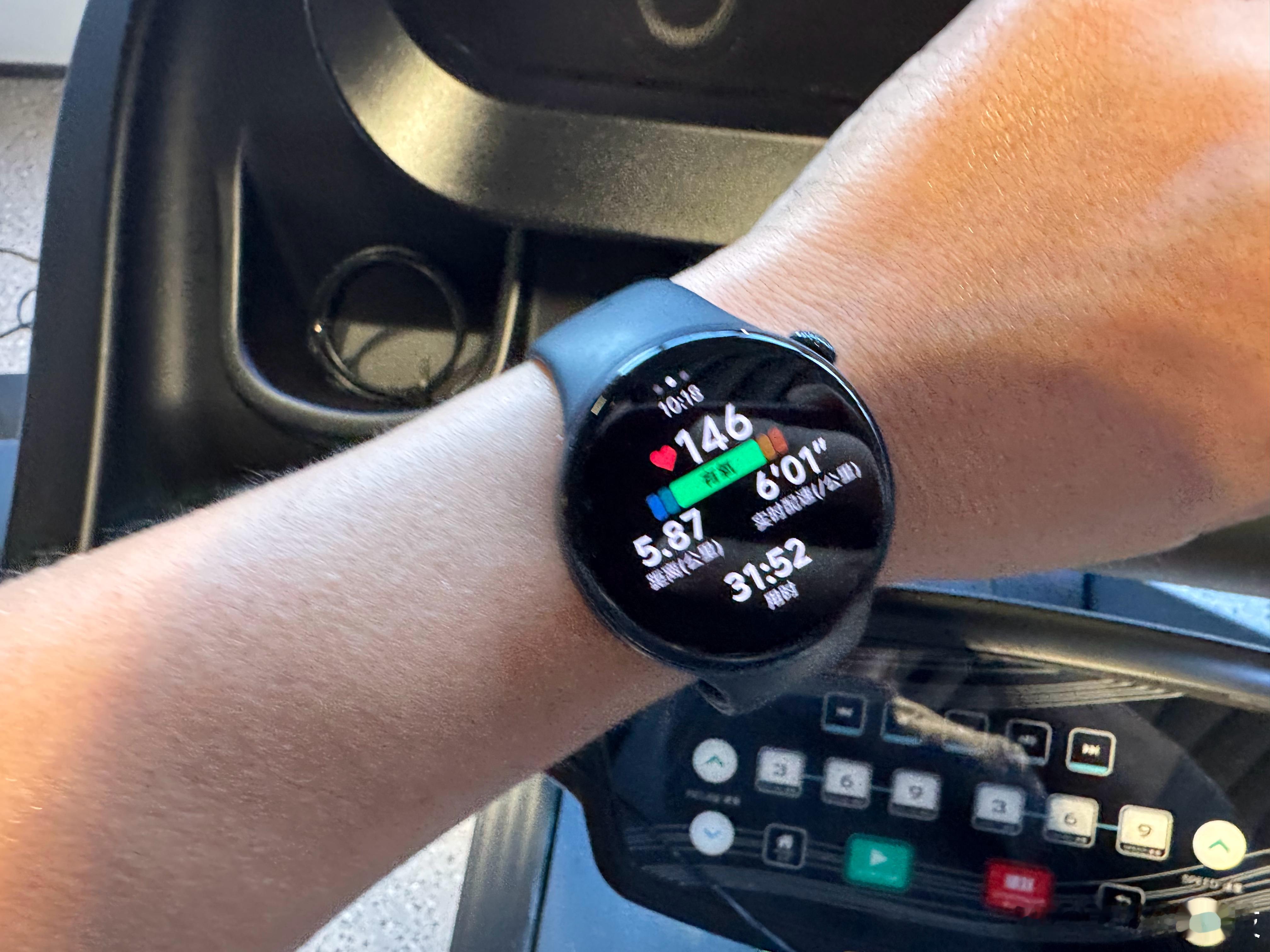 Bin腹肌对标Gala今日份打卡，6公里结束……健身房跑步唯一好处，就是出汗多