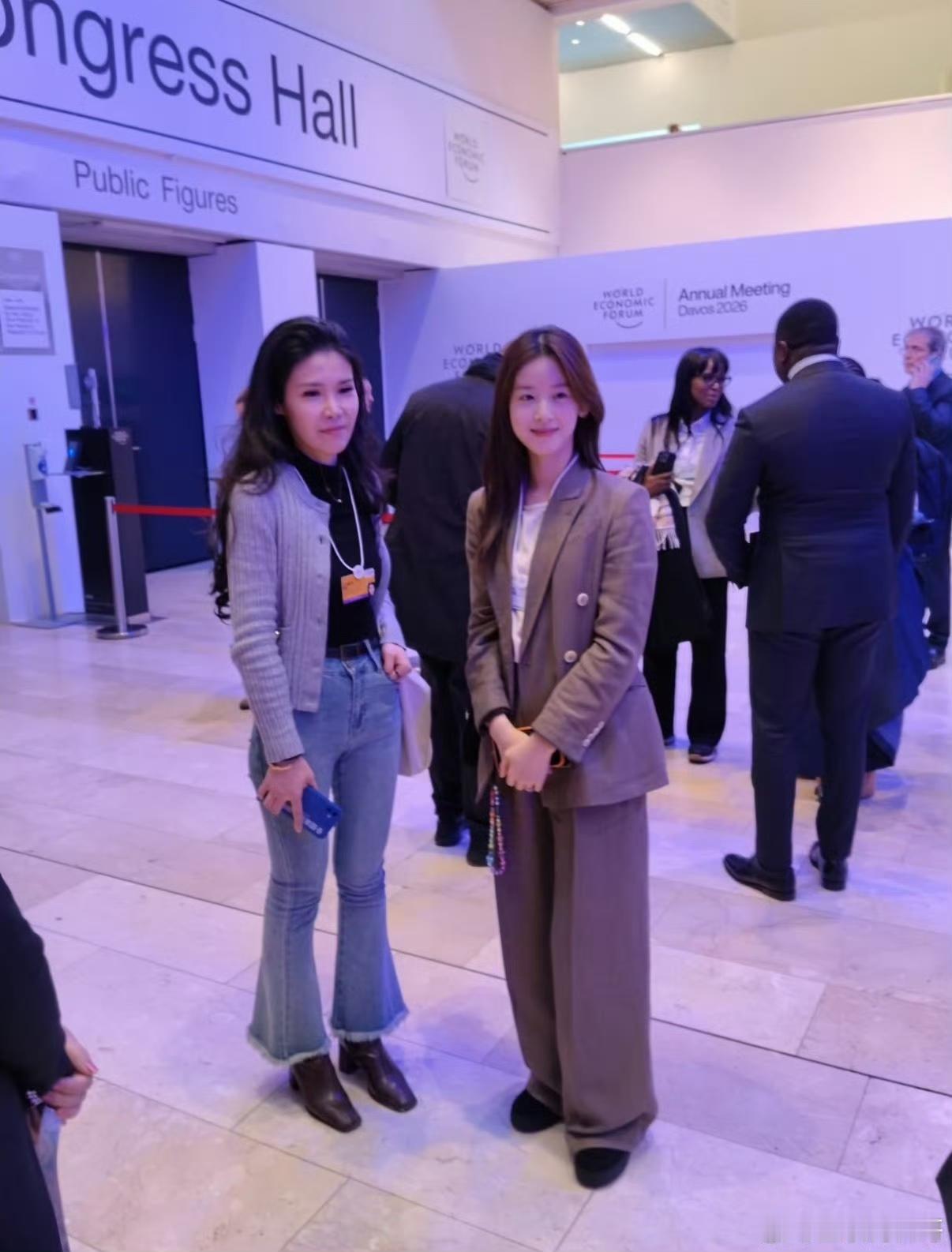 (⊙o⊙)哇！瞧瞧这是谁？

奶茶妹妹现身达沃斯论坛，这也太年轻了吧！简直依旧是