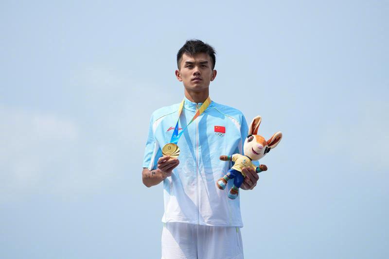 亚沙会中国队2小时2金范俊杰在游跑两项男子个人赛夺金，这是本届亚沙会首枚金牌。近