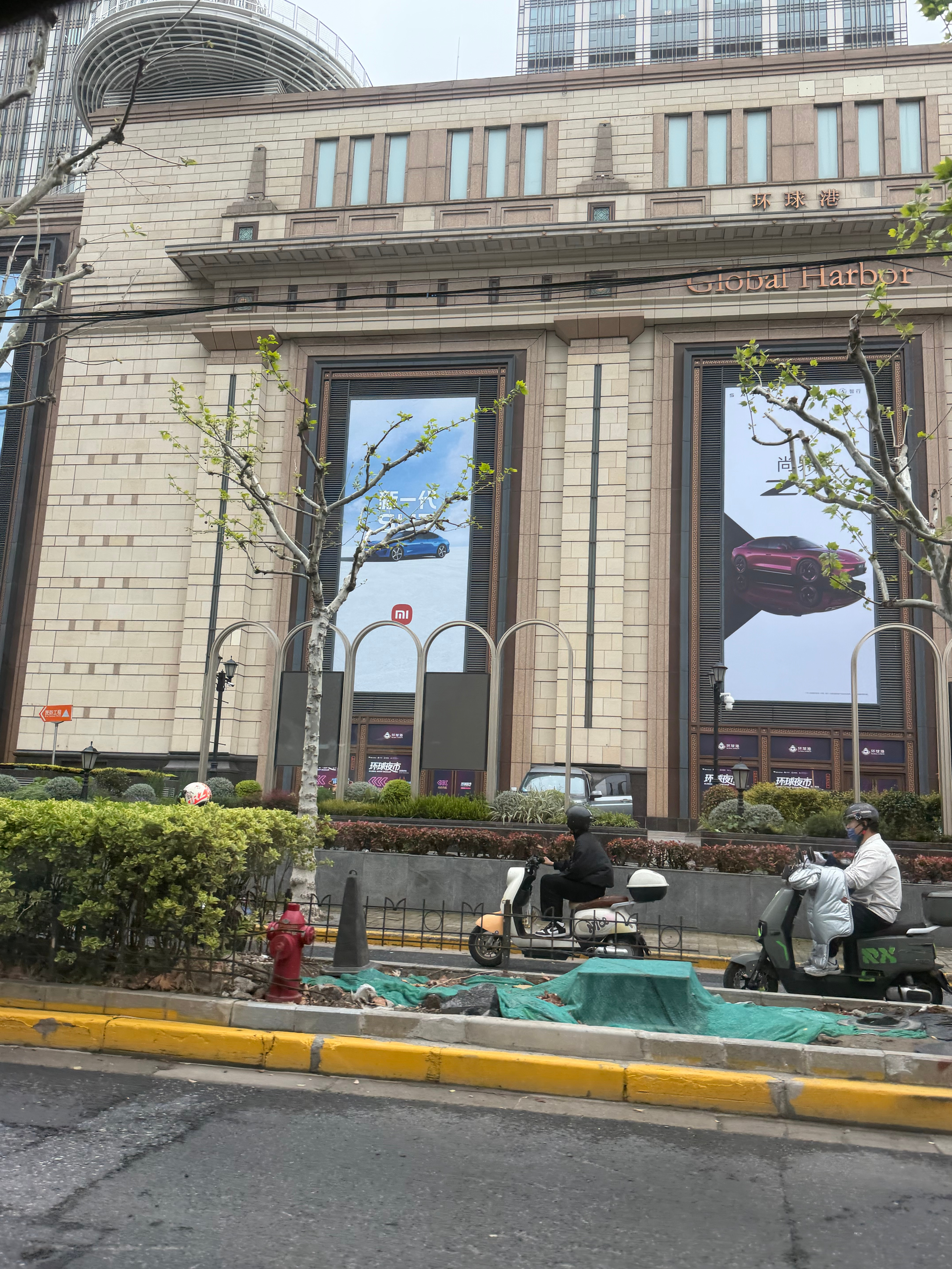 早上金桥开会小米SU7和尚界Z7 针锋相对