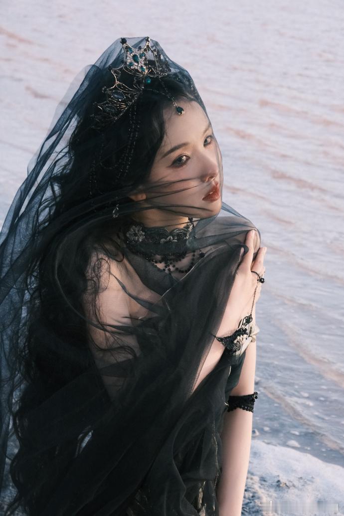 陈都灵女王级别陈都灵完全女王级别陈都灵这组暗黑妆造完全女王级别的，好漂亮啊！ 