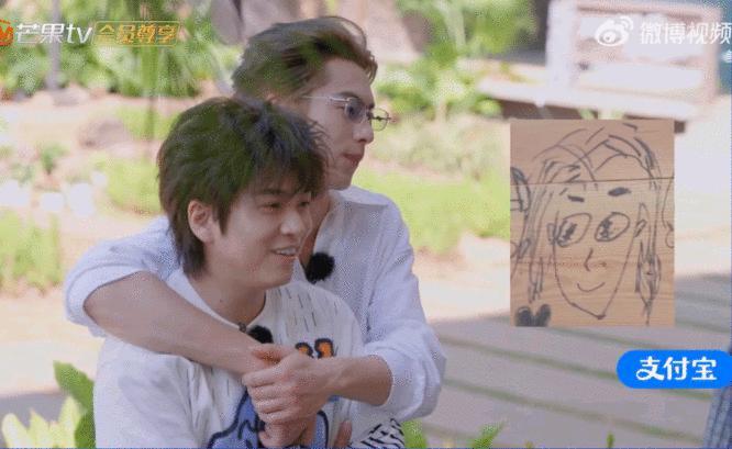 王鹤棣抱的是武艺还是王濛救命！武艺和王濛这张脸也太撞了吧，完全分不清 亲爱的客栈